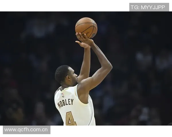 莫布里上半场表现出色三投三中贡献八分三板两助攻助力球队攻势
