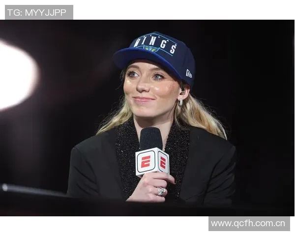 佩奇携女友与队友重返母校共同庆祝NCAA冠军戒指荣耀时刻