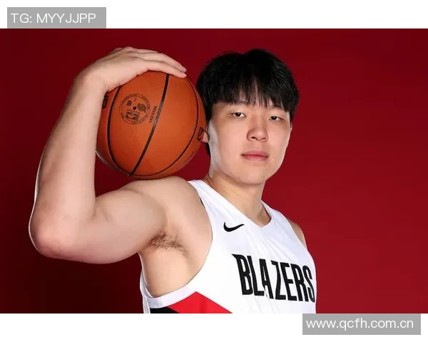 杨瀚森背粉色小书包启程湾区NBA首秀即将开启